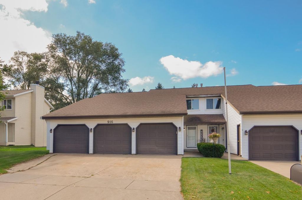 916 SQUARE TERRACE, Green Bay, WI 54313