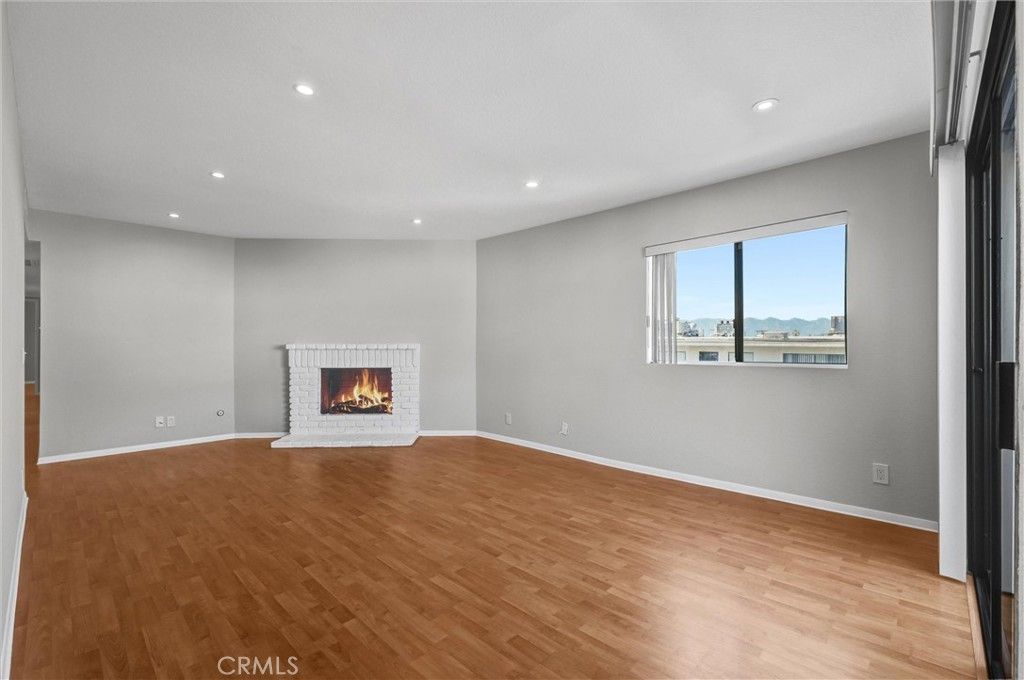 Image 10 of property listing at 1304 Stanley 10, Glendale, CA 91206