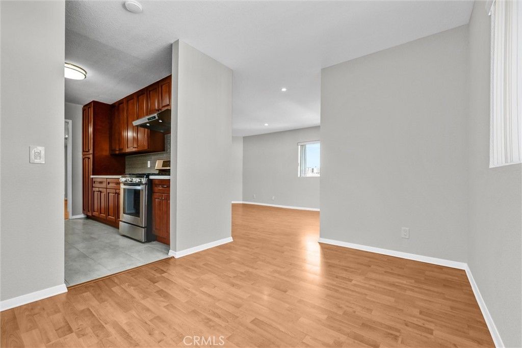 Image 12 of property listing at 1304 Stanley 10, Glendale, CA 91206