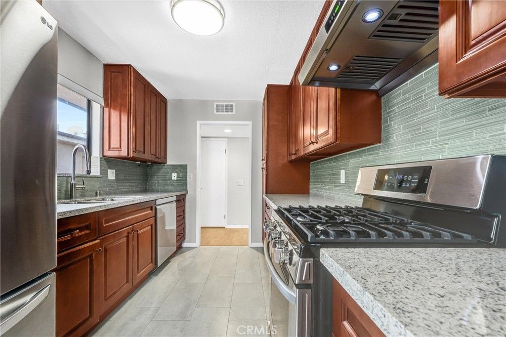 Image 13 of property listing at 1304 Stanley 10, Glendale, CA 91206