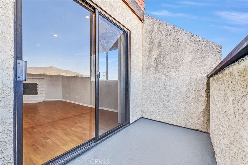 Image 18 of property listing at 1304 Stanley 10, Glendale, CA 91206