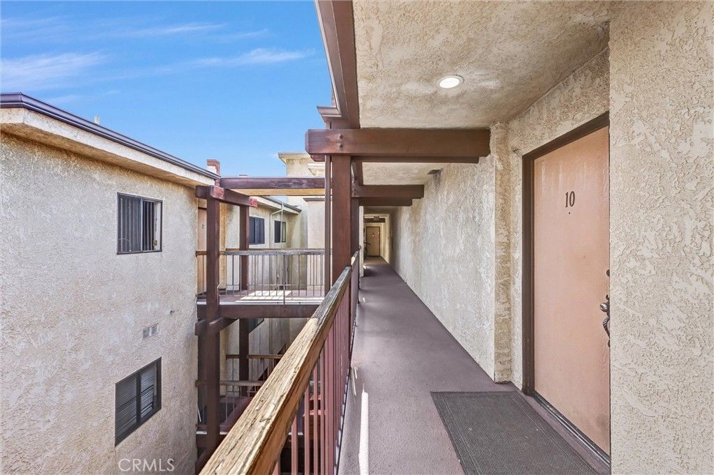 Image 4 of property listing at 1304 Stanley 10, Glendale, CA 91206