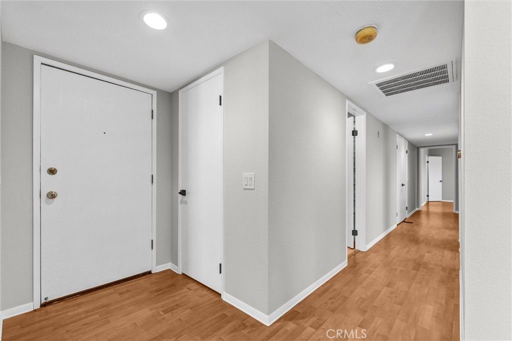 Image 6 of property listing at 1304 Stanley 10, Glendale, CA 91206