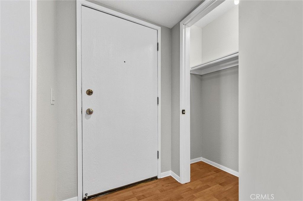 Image 7 of property listing at 1304 Stanley 10, Glendale, CA 91206