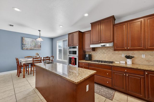 1404 High Noon Dr, Plumas Lake, CA 95961