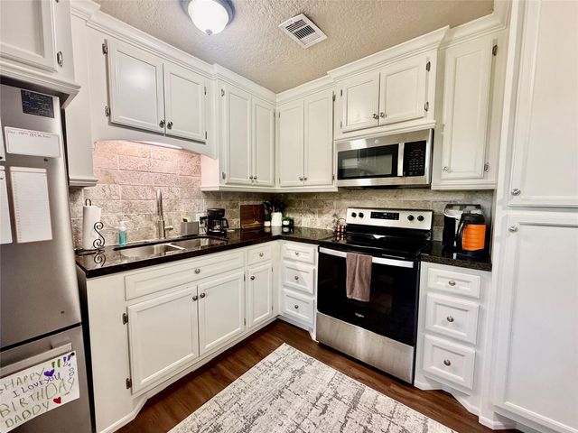 111 Mimosa, Lake Jackson, TX 77566