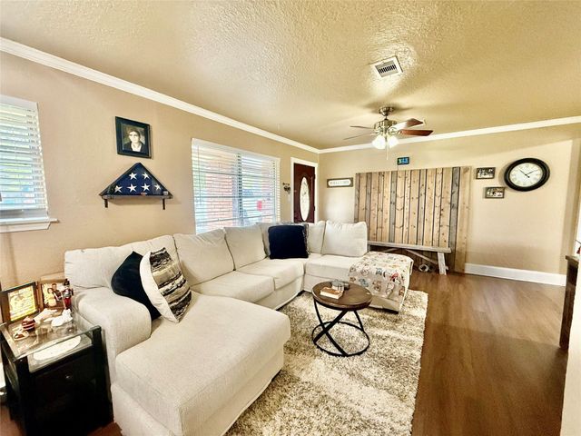 111 Mimosa, Lake Jackson, TX 77566