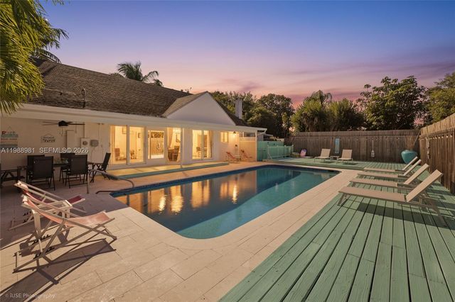 212 SW 1st Avenue, Hallandale Beach, FL 33009