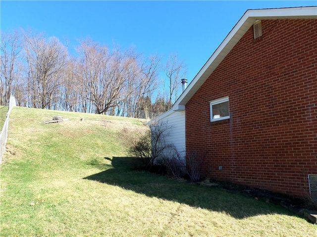 220 Franklin Farms Rd, N Franklin Twp, PA 15301