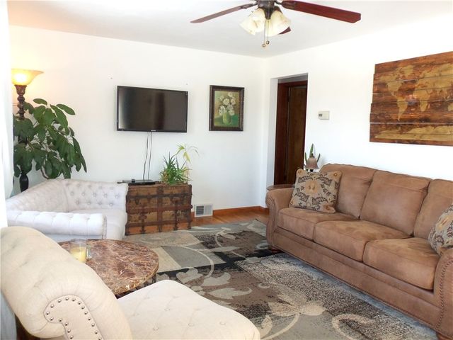 220 Franklin Farms Rd, N Franklin Twp, PA 15301