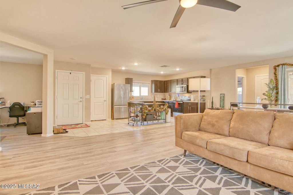 105 E Manor View Road, Tucson, AZ 85756