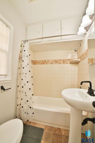 715 S West Ave Avenue, Sioux Falls, SD 57104