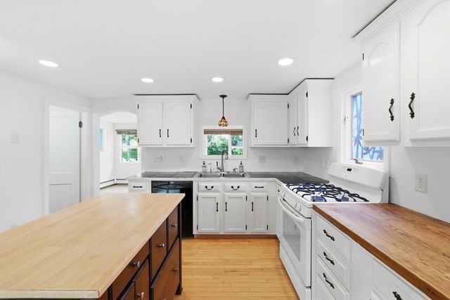 77 Holden St, Worcester, MA 01605