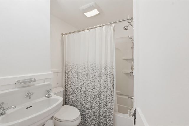 77 Holden St, Worcester, MA 01605