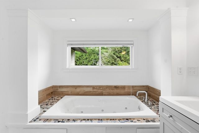 77 Holden St, Worcester, MA 01605
