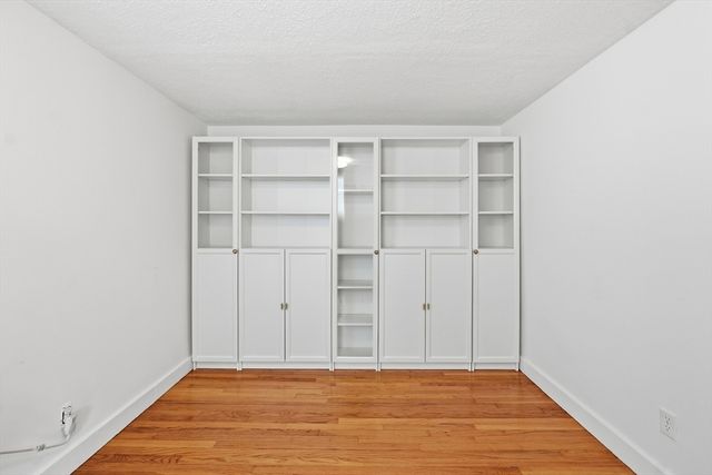 77 Holden St, Worcester, MA 01605