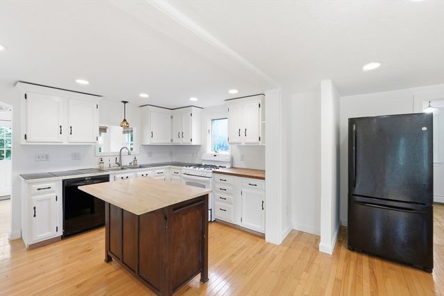 77 Holden St, Worcester, MA 01605
