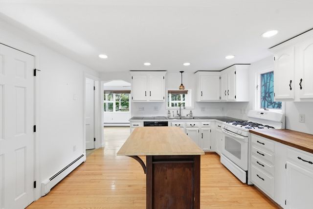 77 Holden St, Worcester, MA 01605