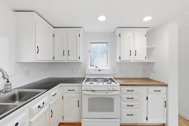 77 Holden St, Worcester, MA 01605