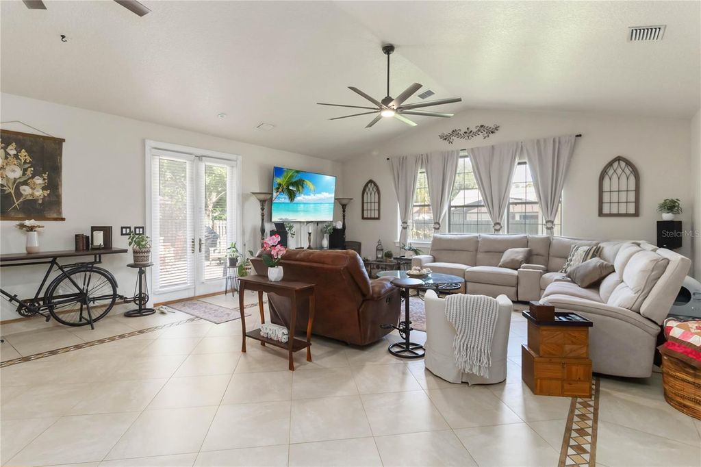 Image 9 of property listing at 439 VIRGINIA AVENUE, St Cloud, FL 34769
