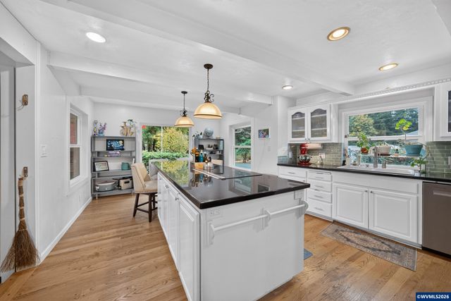 8095 Sunnyside Rd SE, Salem, OR 97306