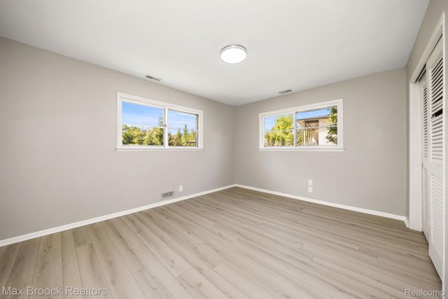 6096 DARRAMOOR Road, Bloomfield Charter Township, MI 48301
