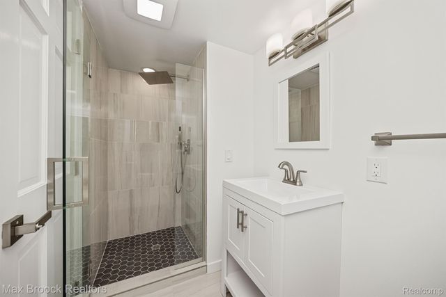 6096 DARRAMOOR Road, Bloomfield Charter Township, MI 48301