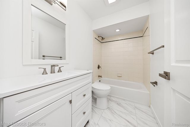6096 DARRAMOOR Road, Bloomfield Charter Township, MI 48301