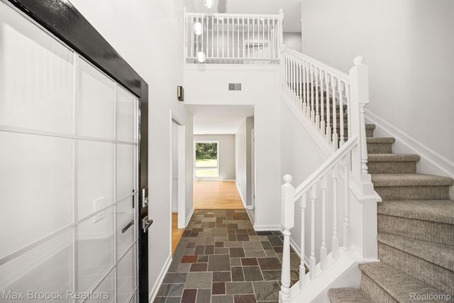 6096 DARRAMOOR Road, Bloomfield Charter Township, MI 48301
