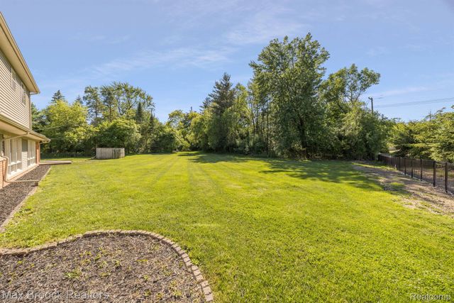 6096 DARRAMOOR Road, Bloomfield Charter Township, MI 48301