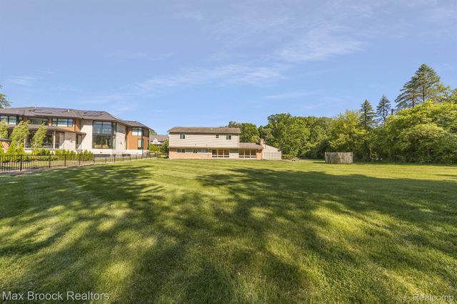 6096 DARRAMOOR Road, Bloomfield Charter Township, MI 48301