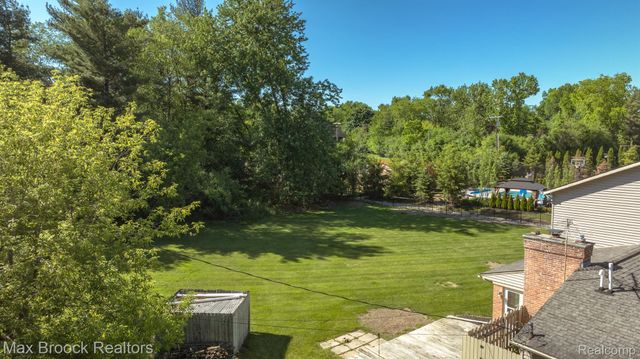 6096 DARRAMOOR Road, Bloomfield Charter Township, MI 48301