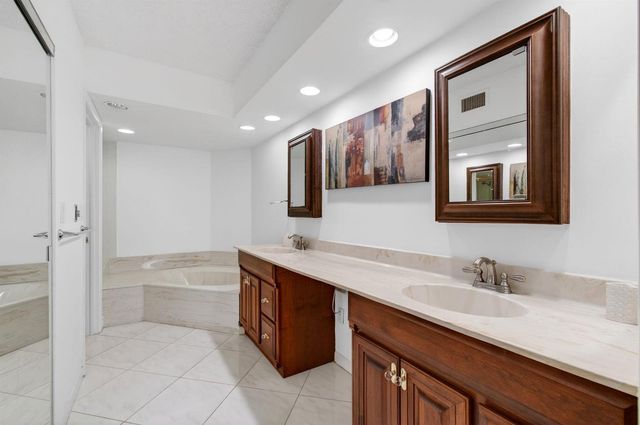 7485 Glendevon Lane 1105, Delray Beach, FL 33446
