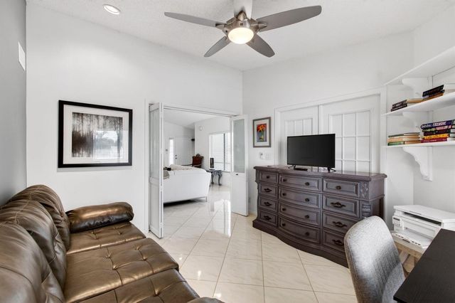7485 Glendevon Lane 1105, Delray Beach, FL 33446
