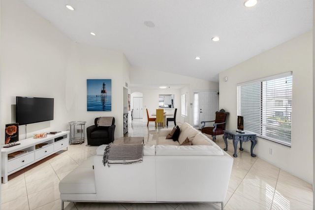 7485 Glendevon Lane 1105, Delray Beach, FL 33446