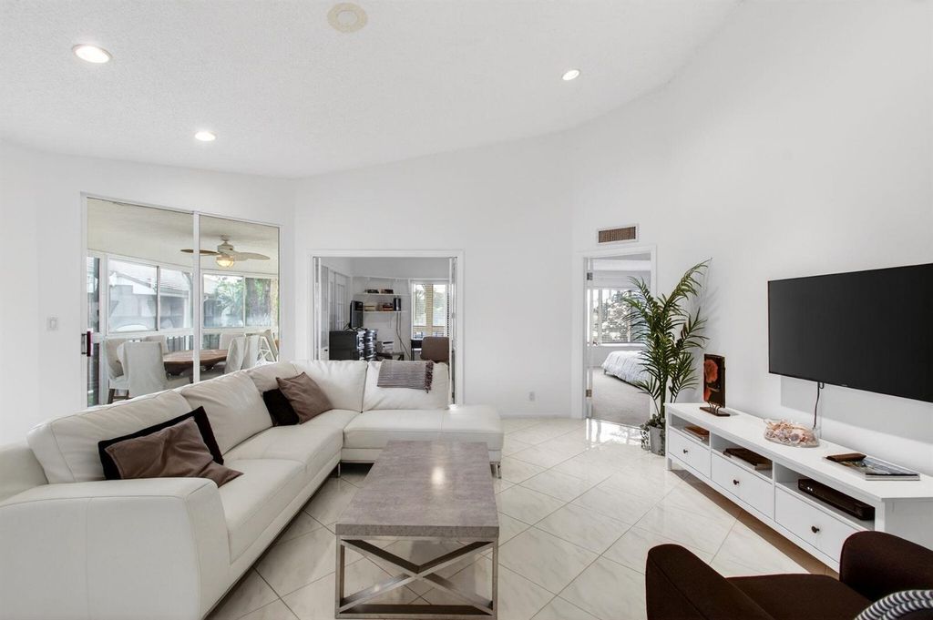 7485 Glendevon Lane 1105, Delray Beach, FL 33446