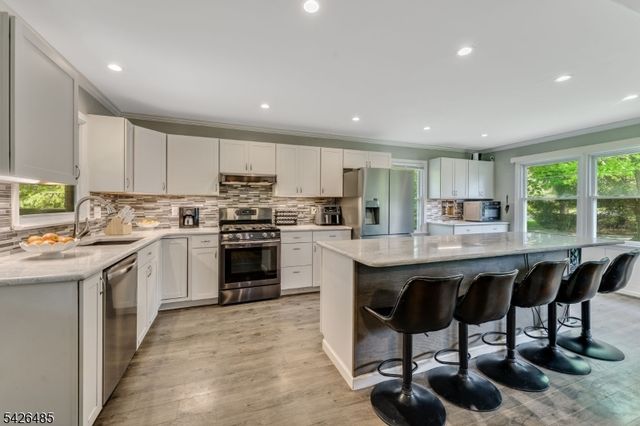 24 High St, Bloomsbury Boro, NJ 08804