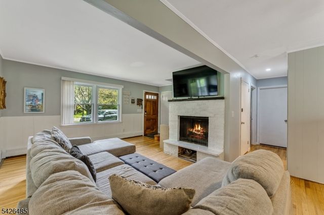 24 High St, Bloomsbury Boro, NJ 08804