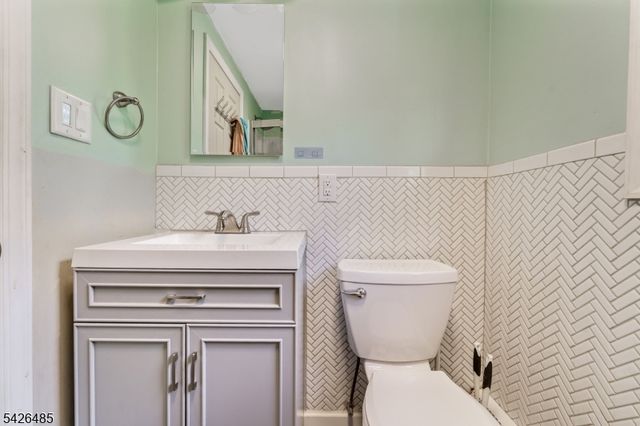 24 High St, Bloomsbury Boro, NJ 08804