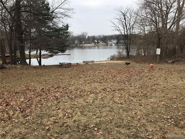 3537 San Mateo Road, Waterford, MI 48329