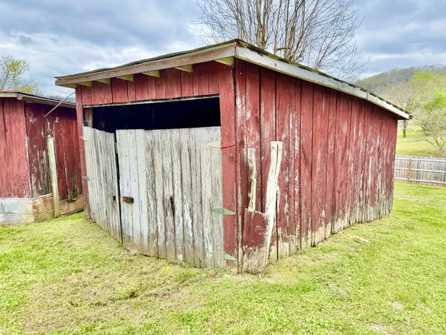 54 Horseshoe Bend Ln, Elmwood, TN 38560