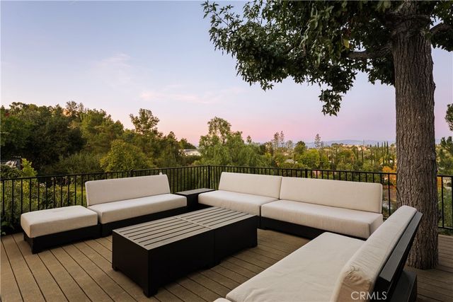 22370 Algunas Road, Woodland Hills, CA 91364