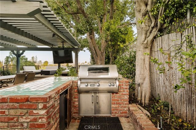 22370 Algunas Road, Woodland Hills, CA 91364