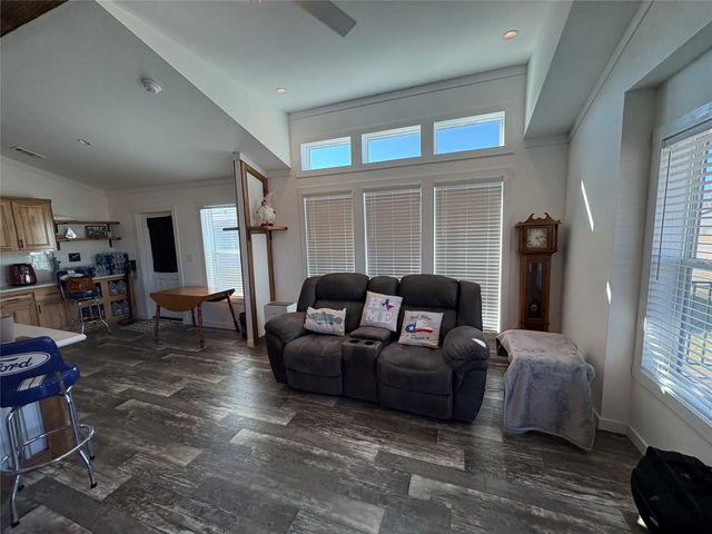 786 Holiday Village Dr, Quitman, TX 75783