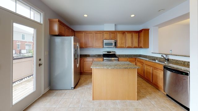 2102 S Crambourne Way, Arlington Heights, IL 60005