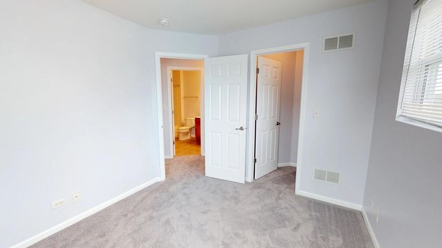 2102 S Crambourne Way, Arlington Heights, IL 60005