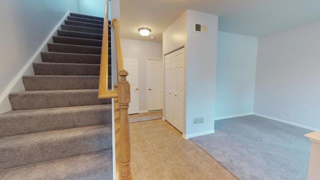 2102 S Crambourne Way, Arlington Heights, IL 60005