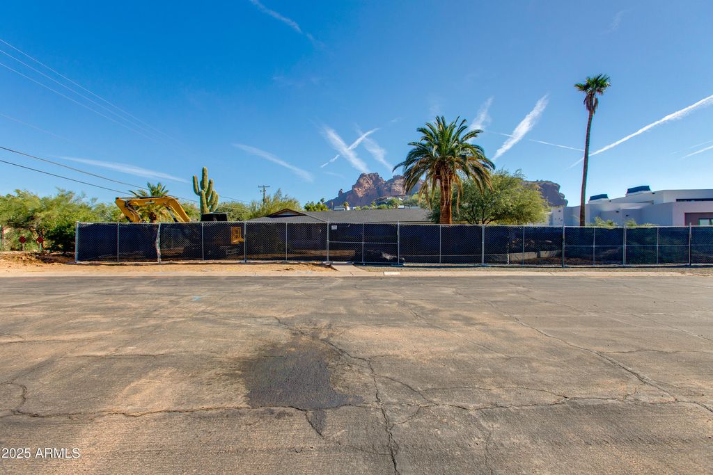 Image 3 of property listing at 5625 N 45th Street, Phoenix, AZ 85018