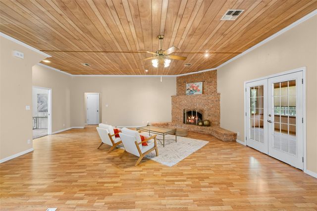 730 Panorama RD, La Grange, TX 78945