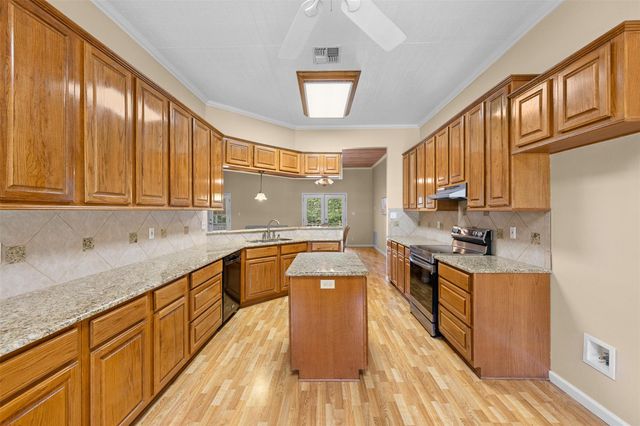 730 Panorama RD, La Grange, TX 78945
